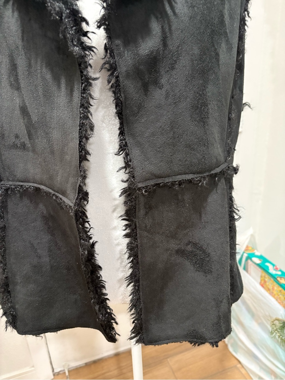 Love Tree Black Faux-Shearling Trim Vest - Picture 3 of 8